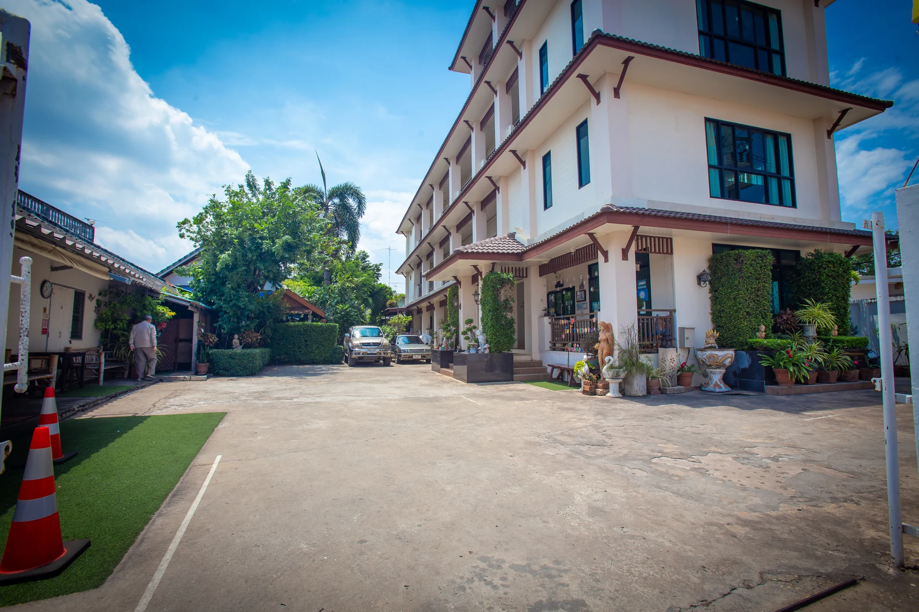 ลานจอดรถของโรงแรมริมโขงหนองคาย